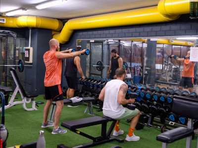 Insomma spirito di squadra, senso di libert� e possibilit� di tenersi in forma sembrano essere le spinte principali per cimentarsi con questa disciplina. Idee confermate anche dai ragazzi che incontriamo in palestra, durante una sessione di potenziamento muscolare in vista dell�inizio dei campionati